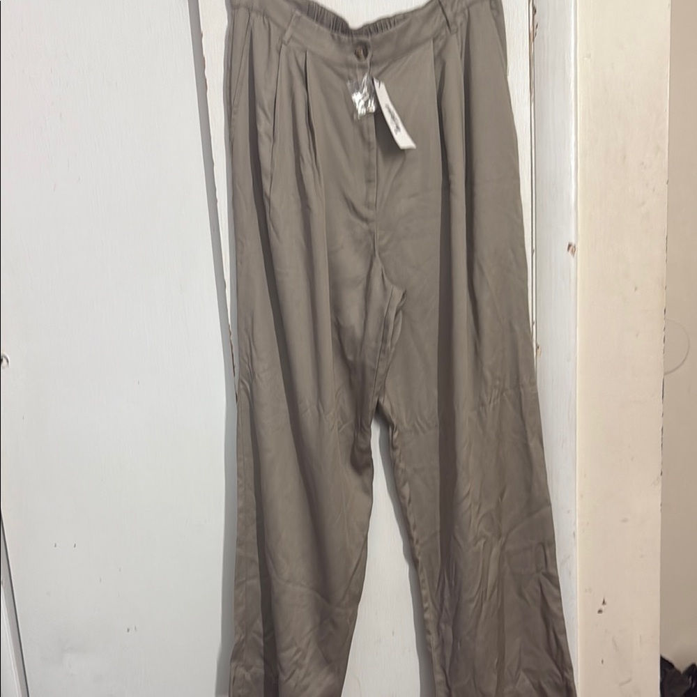 The Drop Amelia Relaxed Pleated Trousers in Vintage Khaki